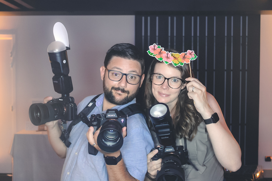 Carole et Nicola, photographes du studio Cam A Souvenir à Genève, avec leurs appareils photo