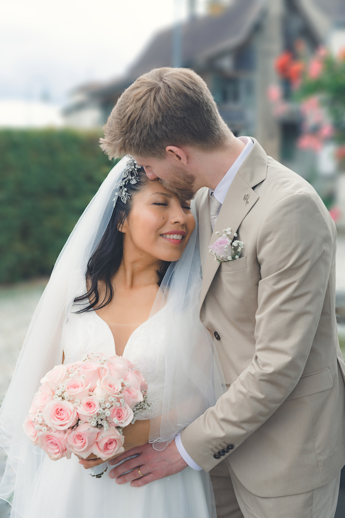 Mariés qui se regardent tendrement en extérieur, séance photo mariage Genève