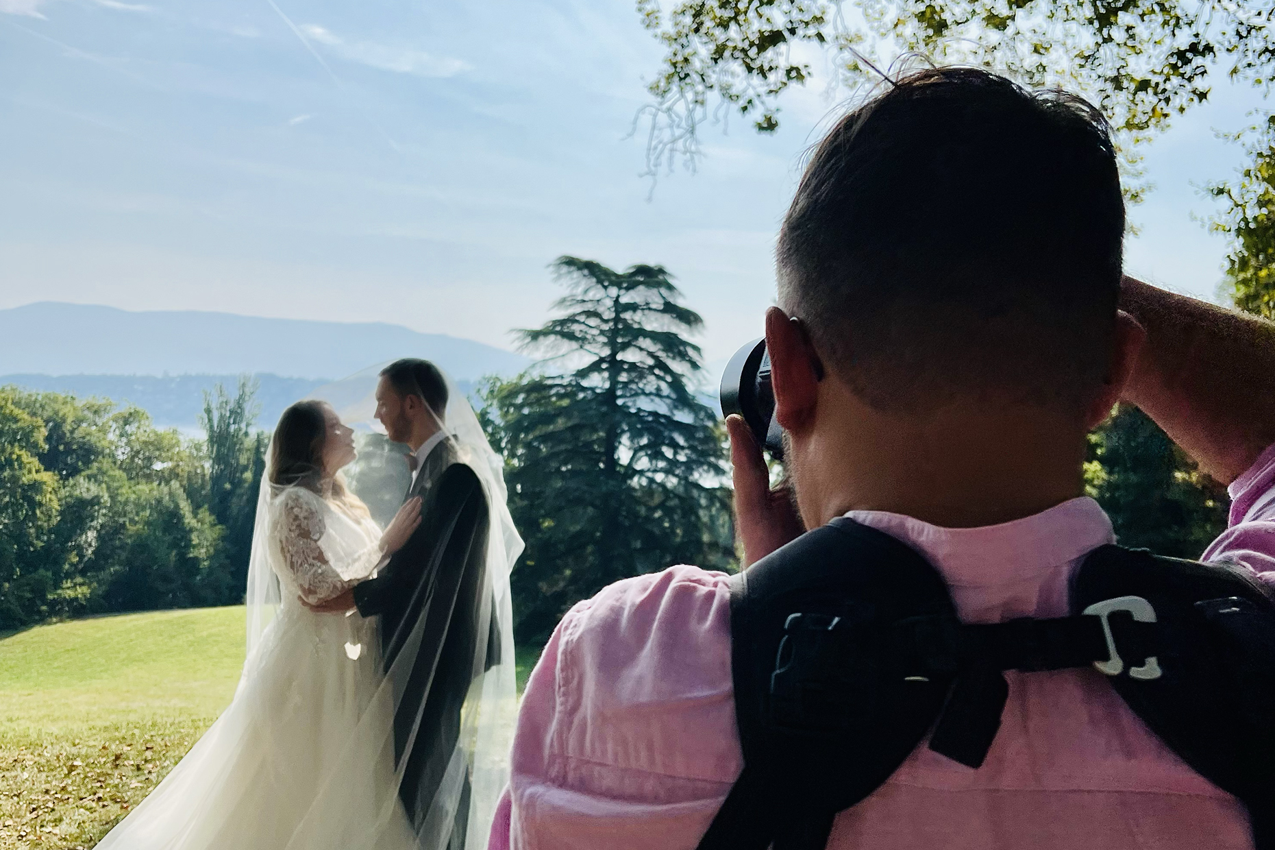 Photographe Cam A Souvenir capturant un couple de mariés en extérieur Genève