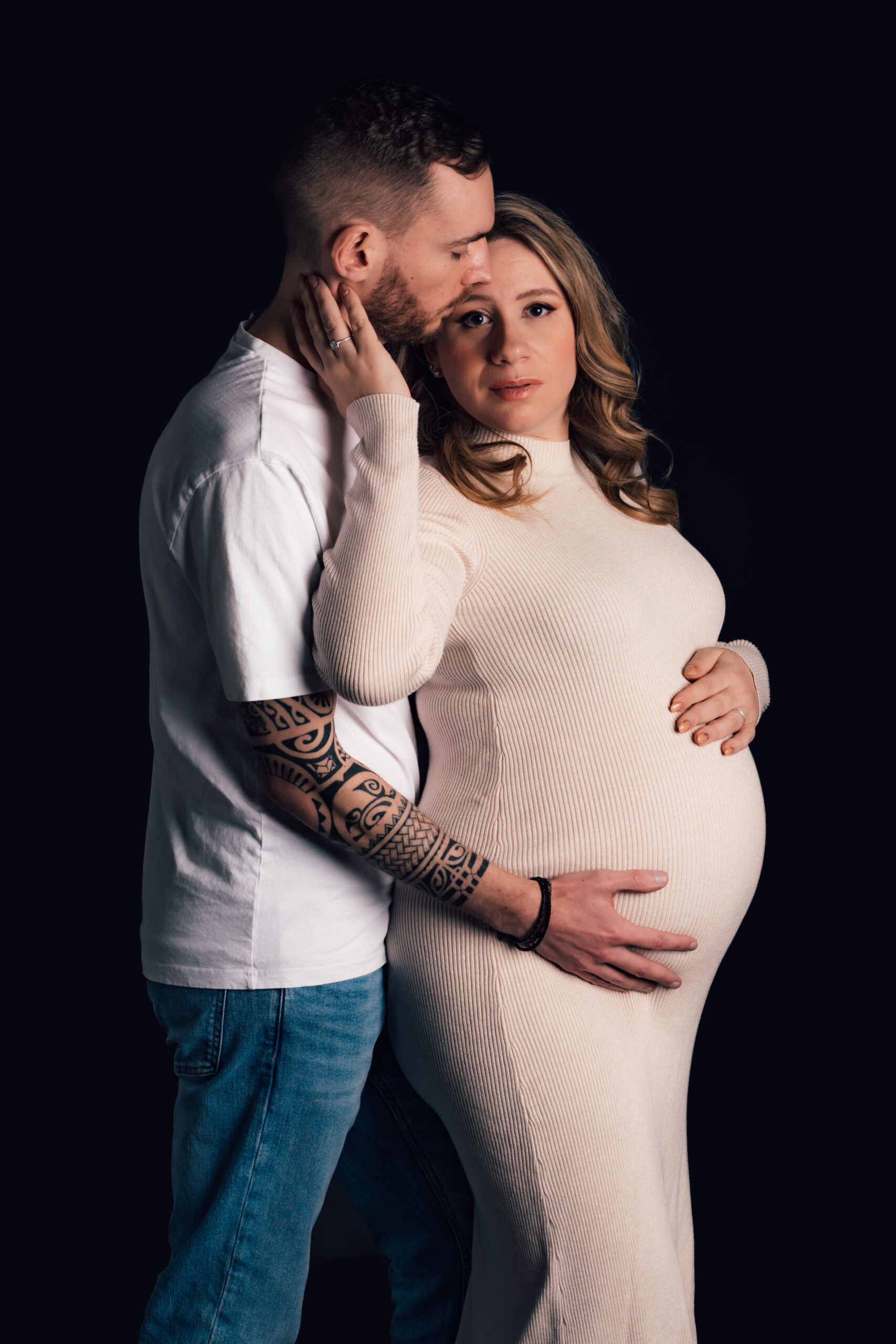 Couple attendant un bébé, séance photo grossesse en studio Genève
